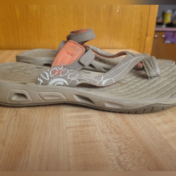 Columbia Omni Grip Tan Sandals with salmon flower details - Picture 2 of 9